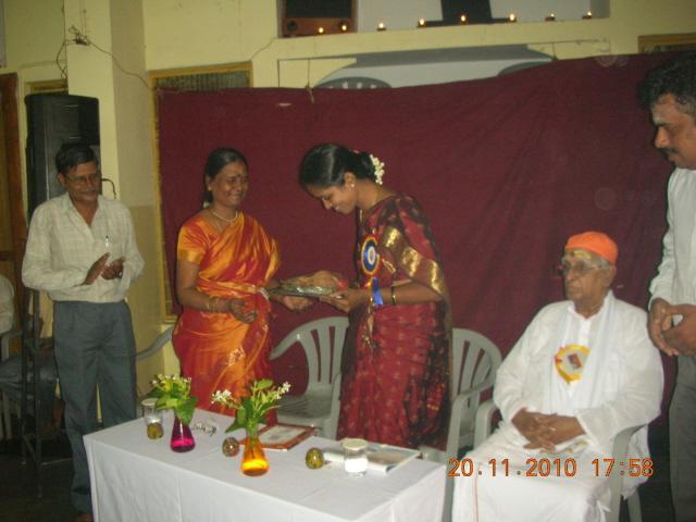 School principal giving mememto to Mrs. Uma Ravichandran, HJS School principal giving mememto to Mrs. Uma Ravichandran, HJS