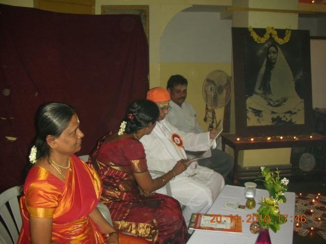 Mrs. Uma ravichandran presenting Hindu Chetana Tamil Panchang to Mr. Rama Gopalan Mrs. Uma ravichandran presenting Hindu Chetana Tamil Panchang to Mr. Rama Gopalan