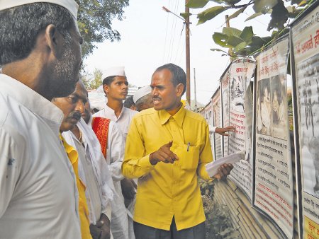 HJS members explaining Warakaris about Exhibition of Hindu Genocide in Kashmir and Bangladesh HJS members explaining Warakaris about Exhibition of Hindu Genocide in Kashmir and Bangladesh