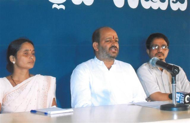 From Left : Mrs. Shrikala of Sanatan Sanstha, Mr. Ravindra Kamat of HJS, Mr. Prasad Rao, U Channel