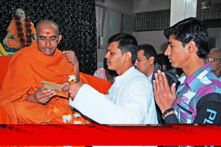 HJS members taking blessings of Pujya Brahmadarshan Swami
