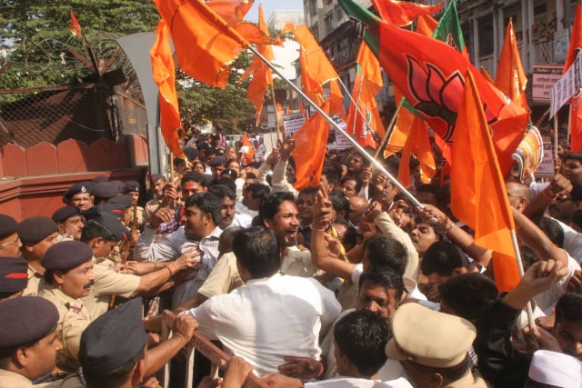 Police opposing Pro-Hindus