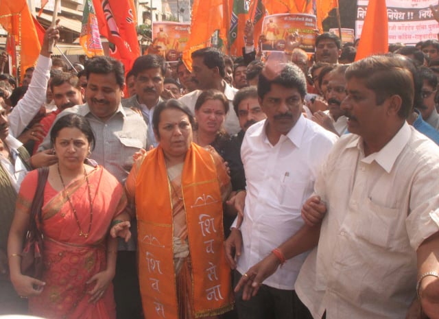 Shiv Sena leader Dr. Neelam Gorhe participated in the agitation