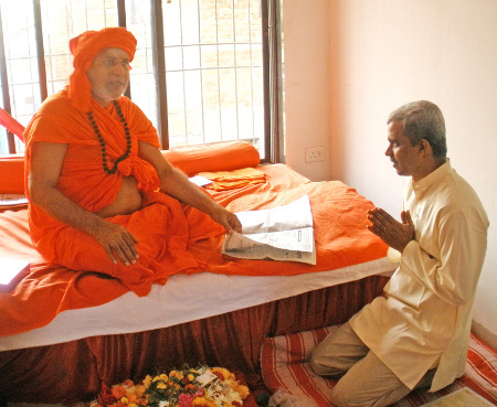 Mr, Mahesh Pednekar of HJS (at Right) seeking blessing from Jagatguru Shankaracharya (at Left)