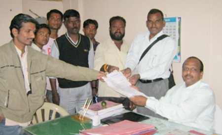 HJS members submitting memorandum to Dy. District Collector in Sambhajinagar HJS members submitting memorandum to Dy. District Collector in Sambhajinagar