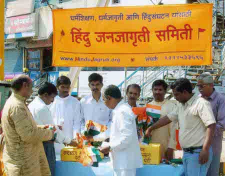 Citizens collected around 5000 flags at Yeotmal Citizens collected around 5000 flags at Yeotmal