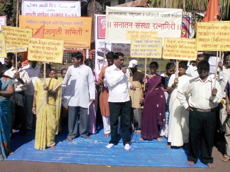 Khed: Devout Hindus protesting against Hindu-hater IBN-Lokmat and Nikhil Wagle
