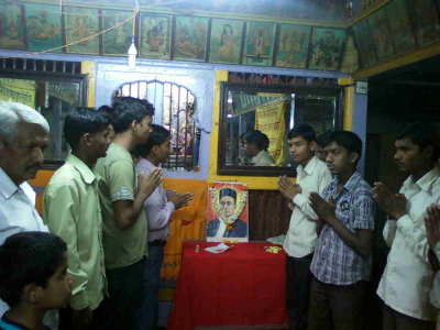 Bhor : Devout Hindus paying homage to Veer Savarkar Bhor : Devout Hindus paying homage to Veer Savarkar