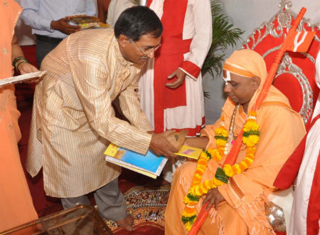 Felicitation of Jagatguru Narendracharyaji Maharaj by HJS members