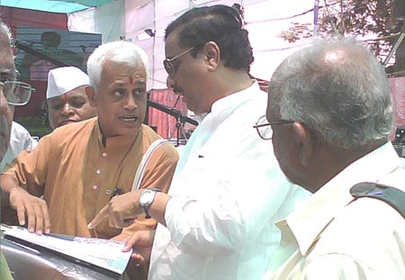 Mr. Prakash Malondkar, HJS (Left) giving information about the propsed act to Mr. Sunil Tatkare
