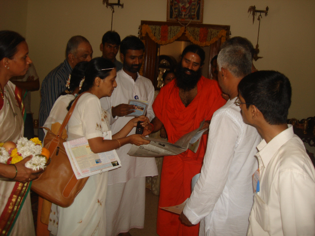Sanatan's seekers explaining H.H. Ramdev Baba about 'Sanatan Prabhat' periodicals