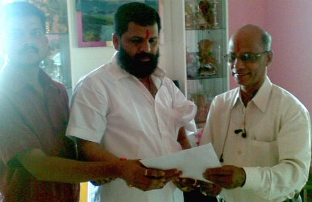 HJS members submitting representation to MLA Bharatsheth Gogavale (Centre)