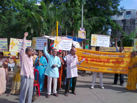 HJS members agitating against Govt.'s decision to dristibute Shirdi Trust's funds