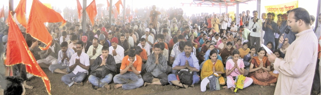 Hindus taking oath of the establishment of 'Hindu-Nation'