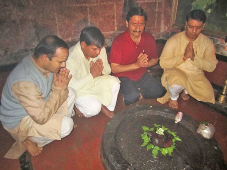 Dignitaries taking 'Darshan' of Raireshwar