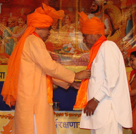 Felicitation of Mr. Popat Bandal, descendent of Krushnaji Bandal