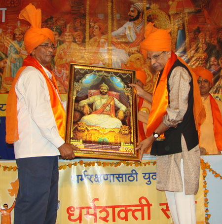 Felicitation of Mr. Prabhakar Kank, descendent of Yesaji Kank