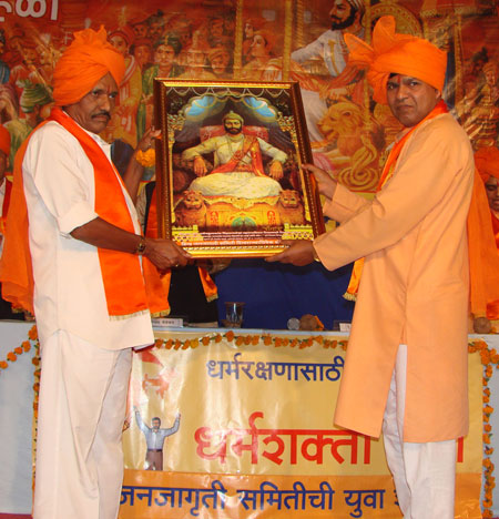 Felicitation of Mr. Vinayak Sanas, descendent Pilaji Sanas