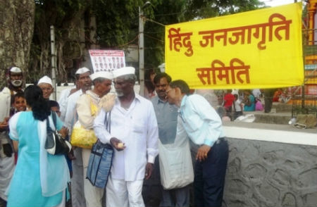 Distribution of snacks items to Warkaris by HJS activists Distribution of snacks items to Warkaris by HJS activists