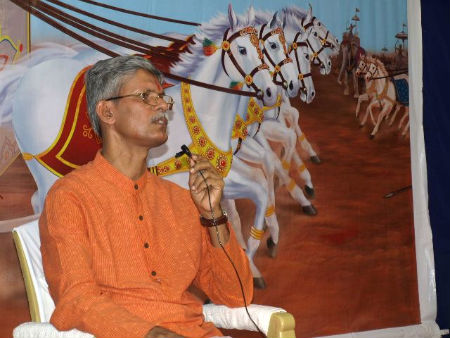 Pujya Rajendra Shinde addressing in the gathering
