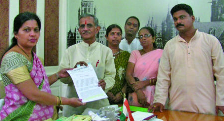 Mr. Shivaji Vatkar and other HJS members submitting representation to Mayor Mrs. Shraddha Jadhav