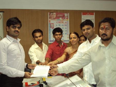 Dharmabhimanis presenting memorandum to the Police Commissioner