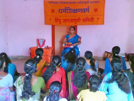Mrs. Manisha Kshirsagar of HJS addressing to the women present for program