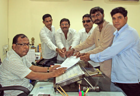 HJS members and others submitting memorandum to Municipal Commissioner