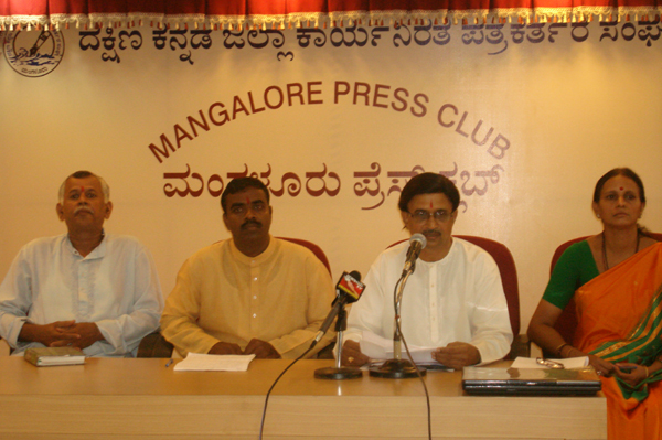 Mr. Vinod Kamat (3rd from left) of Sanatan Sanstha addressing during Press Meet Mr. Vinod Kamat (3rd from left) of Sanatan Sanstha addressing during Press Meet