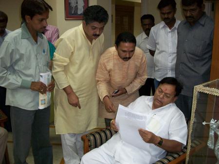 HJS members discussing with Dr. Patangrao Kadam