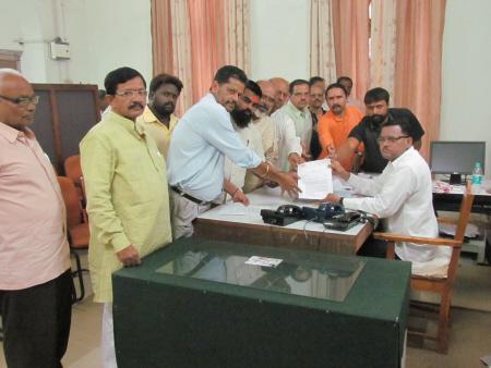 Pro-Hindus submitting memorandum to Mr. Pradip Kaduskar, acting Dy. District Collector