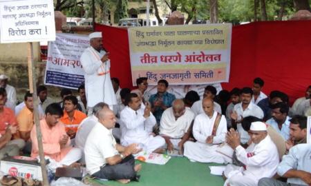 Warkari while guiding the audience at the place of demonstration