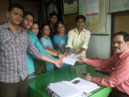 HJS members submitting memorandum to the Government Labour Officer of Raigad District HJS members submitting memorandum to the Government Labour Officer of Raigad District