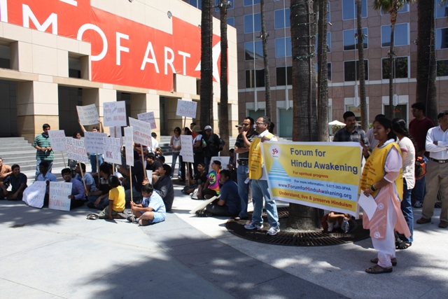 FHA and volunteers of other Hindu organsiation protesting outside the museam (photo 2)