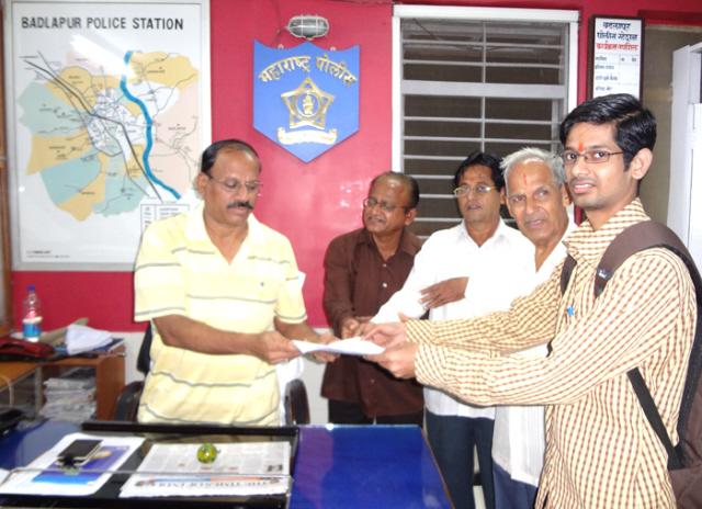 HJS members submitting memorandum to Police Inspector Mr. Angadi