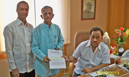HJS co-ordinator Shri. Vatkar submitting representation to State Industries Minister, Mr. Rane