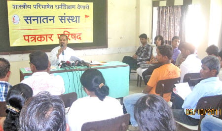Mr. Abhay Vartak addressing the Press Conference