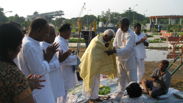 Mr. Prabhakaran of HJS was felicitated by Mr. Baskar, Patanjali Yoga Samiti