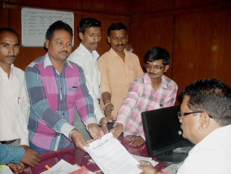 HJS members and Hindus submitting representation at Jalgaon