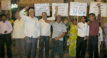 Thane: HJS members demonstrating against Communal Violence Bill