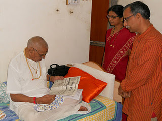 H.B.P. Shridharswami Panchgavhankar reading Dainik Sanatan Prabhat