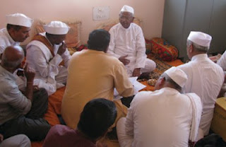 Representives of HJS and Varkari committee while discussing with Anna Hazare