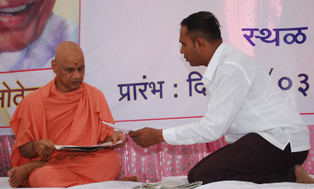 HJS activist taking blessings of H.H. Kishoreji Vyas