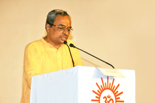 Pujya (Dr.) Charudatta Pingale addressing in the Convention