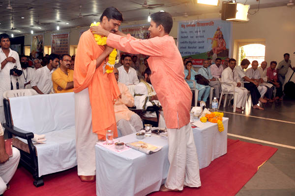 Pujya Sindhhalinga Mahaswami being feliciated at Hindu Convention