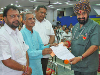 HJS representative while submitting representation to MLA Tarasingh