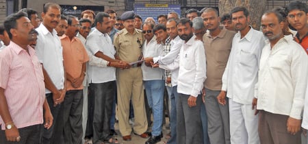 Hindus submitting memorandum to Police