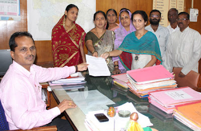 Satara : HJS members while submitting memorandum
