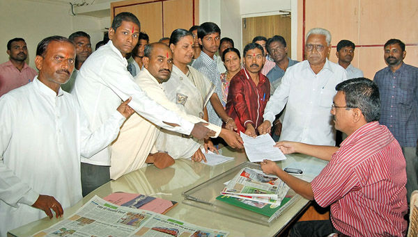 Devout Hindus submitting representation to District Collector of Solapur