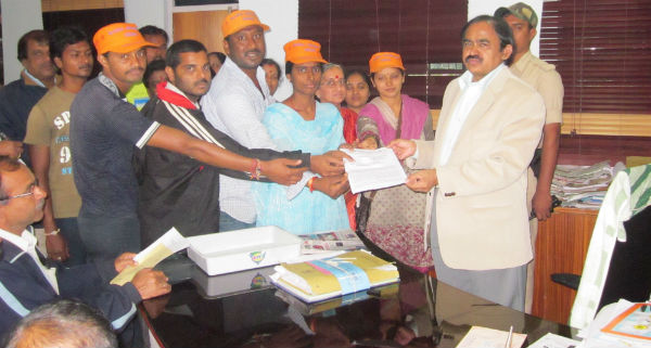 Devout Hindus submitting demand to lift ban on HJS Website to District Collector